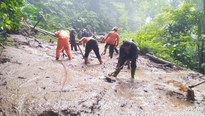 Longsor tutupi jalur utama di Subang