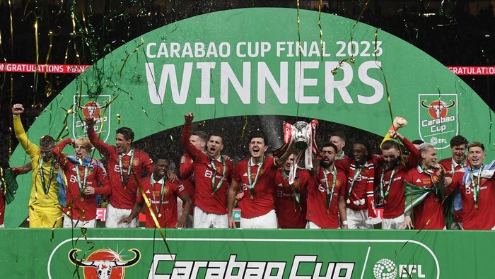 Soccer Football - Carabao Cup - Final - Manchester United v Newcastle United - Wembley Stadium, London, Britain - February 26, 2023  Manchester United players celebrate with the trophy after winning the Carabao Cup REUTERS/Tony Obrien EDITORIAL USE ONLY. No use with unauthorized audio, video, data, fixture lists, club/league logos or live services. Online in-match use limited to 75 images, no video emulation. No use in betting, games or single club /league/player publications.  Please contact your account representative for further details.