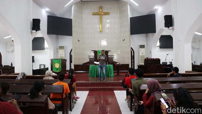 Melihat Gereja Tertua di Depok Depok menyimpan banyak peninggalan Belanda, salah satunya adalah GPIB Immanuel yang berada di Jalan Kamboja, Depok. Gereja ini juga yang tertua di Depok.