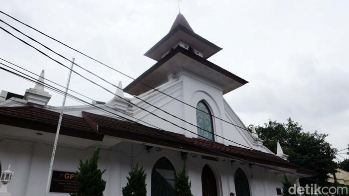 Melihat Gereja Tertua di Depok Depok menyimpan banyak peninggalan Belanda, salah satunya adalah GPIB Immanuel yang berada di Jalan Kamboja, Depok. Gereja ini juga yang tertua di Depok.