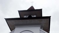 Gereja ini tepat berada di seberang Gedung Even Haezer.