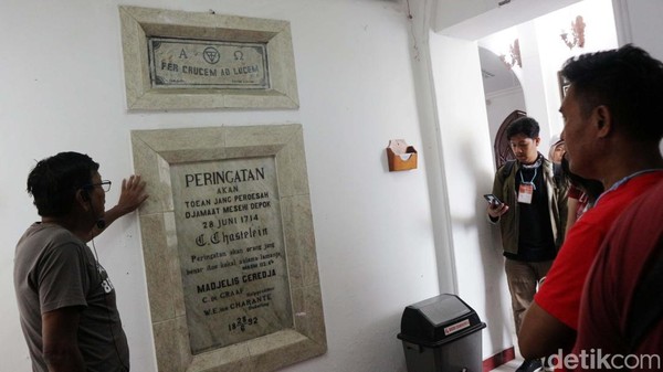 Kembali ke Jl. Kamboja, terdapat Gedung Even Haezer, yakni gedung pertemuan Kaoem Depok. Tepat di seberangnya terdapat Het Kerkje van Depok (Gereja Depok), yang sekarang jadi GPIB Immanuel Depok, gereja ini adalah gereja tertua di Depok, yang dirintis sejak tahun 1700-an.