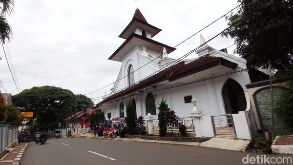 GPIB Immanuel berada di Jalan Pemuda, Depok Lama, Jawa Barat.