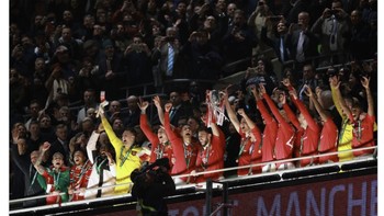 Manchester United buka puasa gelar dan Chelsea mulai menjalani puasa gelar, karena saat ini ada di posisi ke-10 Liga Inggris dan terancam terdepak dari Liga Champions. Foto: Twitter