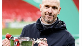 Hanya dalam waktu 9 bulan, Ten Hag memenangkan trofi pertamanya untuk MU. Foto: Twitter