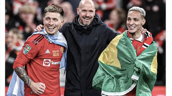 Erik Ten Hag, Lisandro Martinenz dan Antony menang di Ajax dan sekarang juga di Manchester United. Foto: Twitter