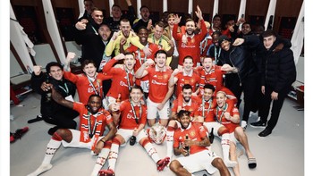 Erik Ten Hag dinilai mampu membangun skuad istimewa di MU dengan perpaduan muda, berpengalaman dan kebersamaan. Foto: Twitter