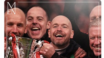 Erik Ten Hag mengajak seluruh staf pelatih MU merayakan kemenangan, tanda kerendahan hatinya. Foto: Twitter