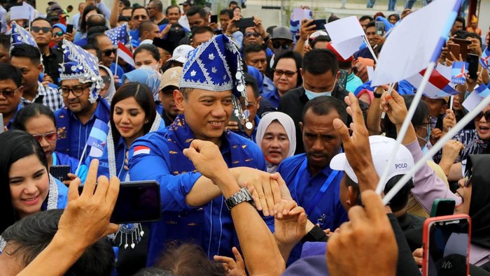 Meriahnya Penyambutan AHY di Kota Palu Ribuan masyarakat menyambut kedatangan Ketua Umum Partai Demokrat Agus Harimurti Yudhoyono (AHY) di Bandara, Kota Palu Sulawesi Tengah, Senin (27/2). Kehadiran AHY bersama istri Annisa Pohan disambut meriah.