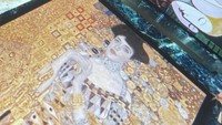 Berbagai potret lukisan cantik hadir di meja makan sehingga menambah nilai estetika.