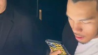 Saaih Halilintar juga tak mau ketinggalan momen nih! Ia turut menggoreskan kuasnya demi menciptakan lukisan cantik di atas meja makan.
