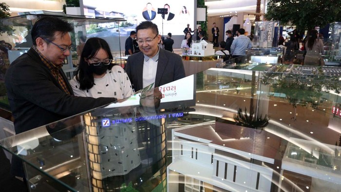 Milenial Bidik Properti Untuk Investasi Pengunjung tengah melihat maket perumahan dalam acara Festival Investasi Property yang berlangsung di Emporium Pluit Mall yang berlangsung hingga tanggal 5 Maret 2023.