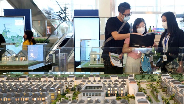 Pengunjung tengah melihat maket perumahan dalam acara Festival Investasi Property yang berlangsung di Emporium Pluit Mall yang berlangsung hingga tanggal 5 Maret 2023.
