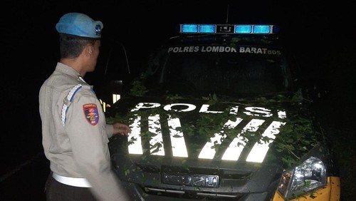 Mobil patroli Polsek Lembar, Lombok Barat, NTB, tertimpa pohon tumbang saat patroli, Minggu (26/2/2023) malam.