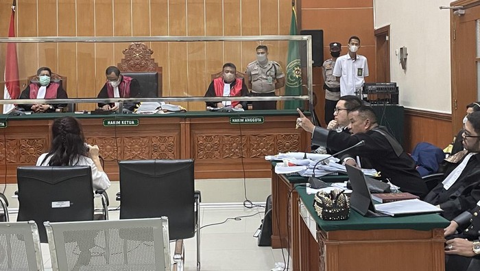 Momen Hotman Paris dan saksi Linda debat panas di sidang Irjen Teddy Minahasa, PN Jakbar, Senin (27/2/2023).