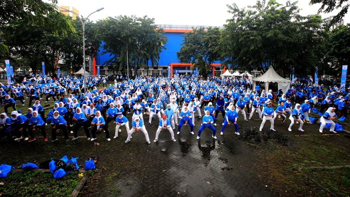Momen Ribuan Ibu-ibu Senam Bareng di Tangerang Ribuan ibu-ibu Kader PKK dan komunitas perempuan di Tangerang mengikuti acara 'Frisian Flag Indonesia Dorong Pentingnya Sarapan Gizi Seimbang dan Aktif Bergerak ', Minggu (26/2/2023).