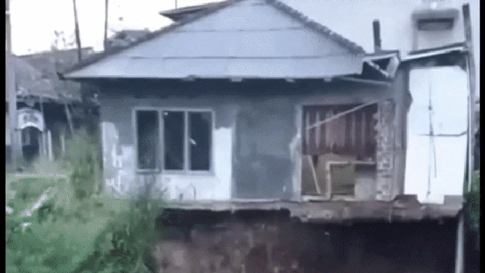 Momen rumah roboh akibat tergerus sungai di Sukabumi