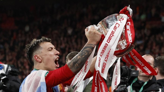 Soccer Football - Carabao Cup - Final - Manchester United v Newcastle United - Wembley Stadium, London, Britain - February 26, 2023  Manchester Uniteds Lisandro Martinez celebrates with the trophy after winning the Carabao Cup final Action Images via Reuters/Andrew Couldridge EDITORIAL USE ONLY. No use with unauthorized audio, video, data, fixture lists, club/league logos or live services. Online in-match use limited to 75 images, no video emulation. No use in betting, games or single club /league/player publications.  Please contact your account representative for further details.
