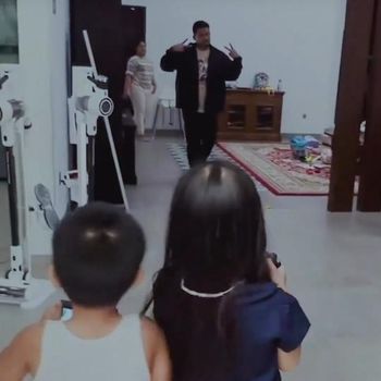 Nahyan saat memotret ayahnya Bobby Nasution (Foto: Istimewa)