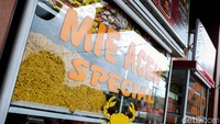 Mie Ajie Dien menyuguhkan menu khas Aceh.