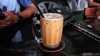 Warung ini juga menyajikan minuman khas Aceh yang menyegarkan tenggorokan, salah satunya teh tarik.