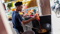 Penyajiannya pun terbilang cepat, sehingga pelanggan tak perlu menunggu lama.