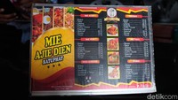 Harga makanan dan minuman di sini pun masih terjangkau. 