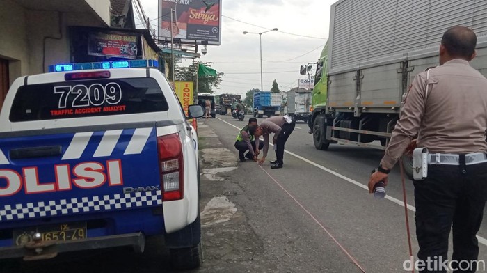 Sat Lantas Polres Klaten melakukan olah TKP di jalan Jogja-Solo, Kepoh, Kecamatan Delanggu, Senin (27/2/2023).