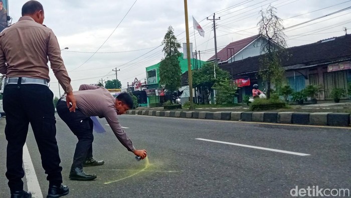 Sat Lantas Polres Klaten melakukan olah TKP di jalan Jogja-Solo, Kepoh, Kecamatan Delanggu, Senin (27/2/2023).