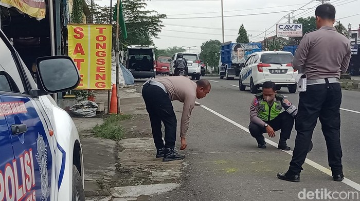 Sat Lantas Polres Klaten melakukan olah TKP di jalan Jogja-Solo, Kepoh, Kecamatan Delanggu, Senin (27/2/2023).