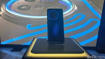 OnePlus 11 Concept memamerkan teknologi liquid cooling system mereka yang dikembangkan ke smartphone. Klaimnya bisa turunkan suhu HP hingga 2,1°C (Foto: Aisyah Kamaliah/detikcom)