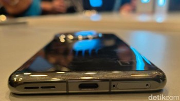 Ini adalah port yang ada di bagian bawah perangkat OnePlus 11. (Foto: Aisyah Kamaliah/detikcom)