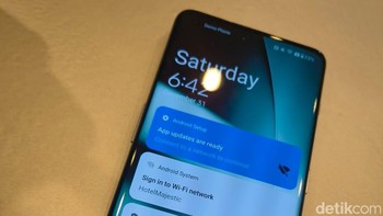 Layarnya cukup luas dan ukuran layarnya adalah 6,7 inch dengan 89,7% rasio screen-to-body. (Foto: Aisyah Kamaliah/detikcom)