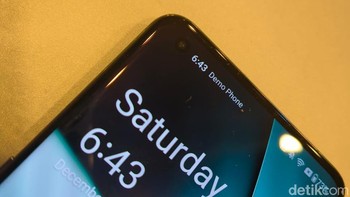 Kamera depannya terdapat di kiri atas, kecil dan tidak mengganggu tampilan perangkat. (Foto: Aisyah Kamaliah/detikcom)