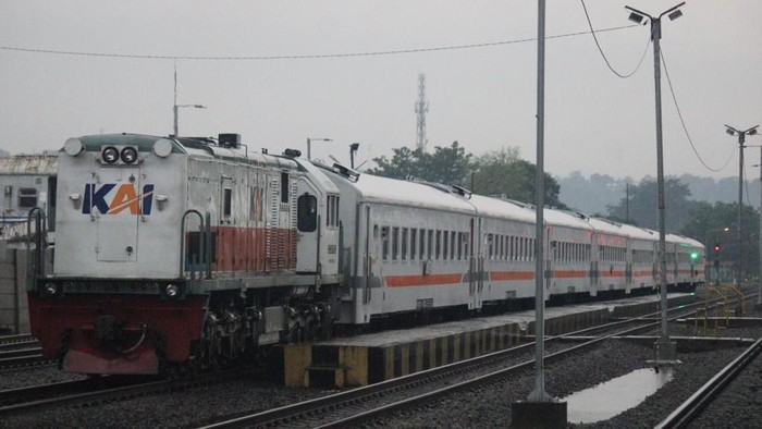Operasional kereta jalur Stasiun Kosambi-Dawuan sempat terkendala akibat batu balas rel yang terkikis aliran air. KAI Daop 1 selesai memperbaiki kendala itu. (dok KAI Daop 1)