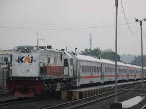 Perjalanan KA Saat Arus Mudik Meningkat, Selalu Waspada Lewat Rel Lur!