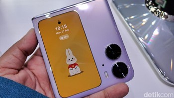 Smartphone ini sudah lulus uji lipat 400.000 kali. Layarnya tampak mulus ketika dilipat dan terasa nyaman di genggaman. (Foto: Aisyah Kamaliah/detikcom)