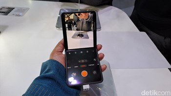 Oppo memamerkan perangkat flagship Find N2 Flip di Mobile World Congress 2023 di Barcelona, Spanyol. (Foto: Aisyah Kamaliah/detikcom)