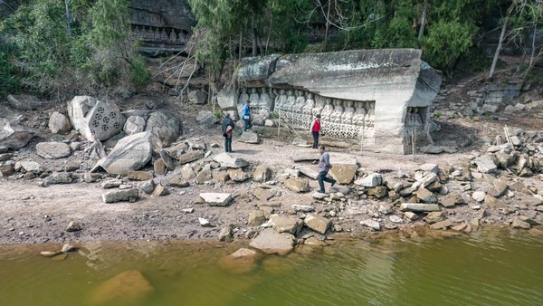 Ukiran batu Buddha kuno tampak di Waduk Shufangba yang mengering, Ziyang, Sichuan, China, Minggu (26/2/2023).  