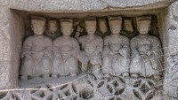 Patung-patung Buddha itu tampak diukir di sebuah batu besar.  