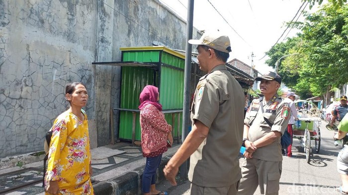 Pedagang memarahi Satpol PP Pasuruan Kota yang hendak membongkar lapaknya