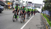 Peserta gowes Group Ride ke-3 GFNY Bali-IFG Life 2023 melintas wilayah sisi luar Kota Yogyakarta, Minggu (26/2/2023).