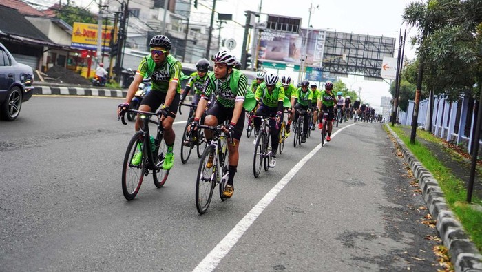 Pegowes GFNY Menjajal Tanjakan dan Turunan di Yogyakarta Peserta gowes Group Ride ke-3 GFNY Bali-IFG Life 2023 melintas wilayah sisi luar Kota Yogyakarta, Minggu (26/2/2023).