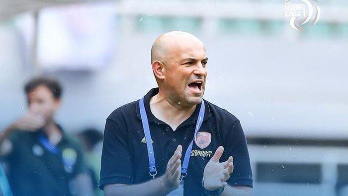 Pelatih PSM Makassar Bernardo Tavares dinobatkan sebagai pelatih terbaik di pekan ke-26 Liga 1 2022/2023.