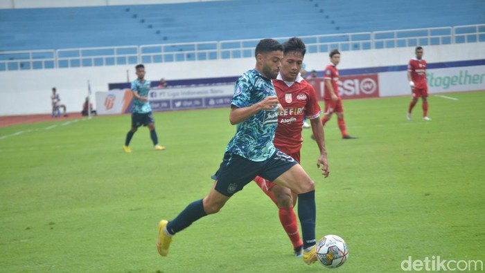 Pemain PSIS Semarang, Vitinho (biru) saat membela PSIS melawan Persis Solo di Stadion Jatidiri Semarang.