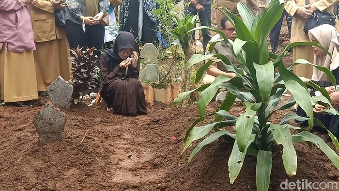 Rumah duka dan proses pemakaman Sadewa Natha Radya (19) pendaki dari UPL Unsoed Purwokerto.