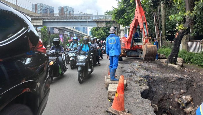 Penampakan jalan ambles di Cilandak, Jaksel (Anggi-detikcom)