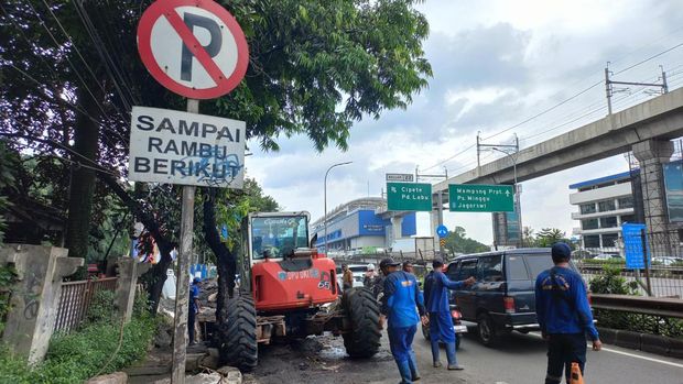 Penampakan jalan ambles di Cilandak, Jaksel (Anggi-detikcom)