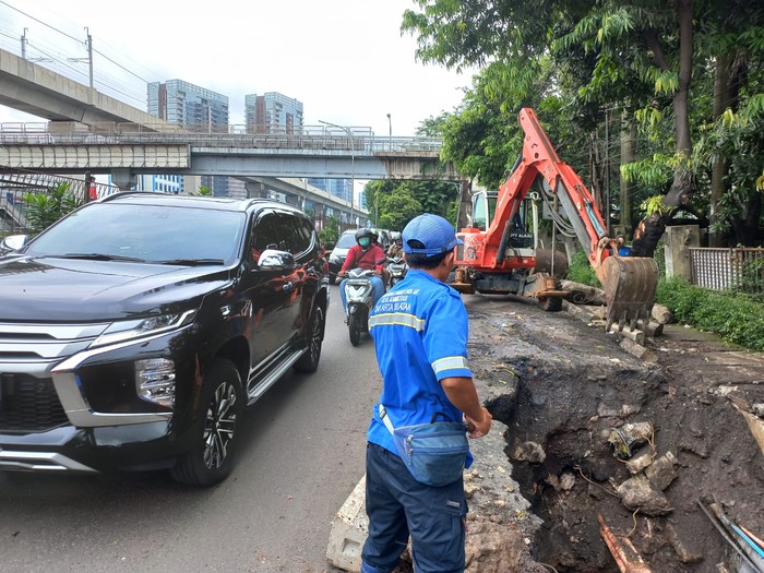 Penampakan jalan ambles di Cilandak, Jaksel (Anggi-detikcom)