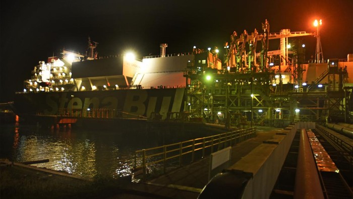 Petugas mengawasi Kapal tengker LNG (Liquefied Natural Gas) Stena Clear Sky berbendera Inggris yang tengah menurunkan muatannya di Dermaga Penyimpanan LNG milik PT Perta Arun Gas (PAG) di Lhokseumawe, Aceh, Senin (27/2/2023) dinihari. Selain sebagai penyuplai gas utama untuk kebutuhan energi Provinsi Aceh dan Sumut, PAG Lhokseumawe juga diproyeksikan PT Pertamina menjadi pusat jasa penyimpanan LNG dunia dengan renacana penambahan 10 tangki LNG selain 5 tangki yang sudah ada pada tahun 2032 serta proyeksi peningkatan laba bersih dari 47 juta dolar AS (2022) menjadi 495,7 juta dolar AS. ANTARA FOTO/Asep Fathulrahman/hp.